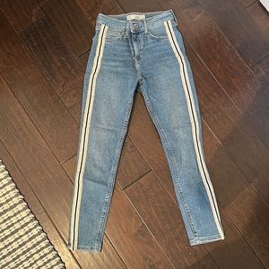 TopShop Moro Jamie jeans. They are in a size 26 with a length of 30.